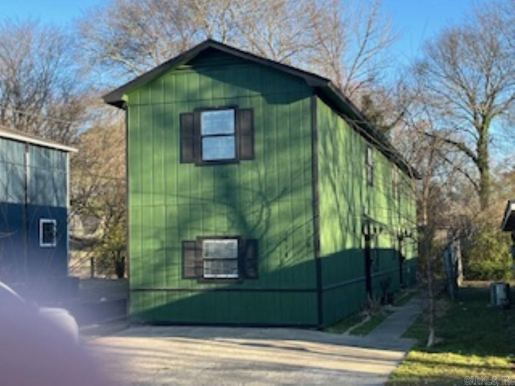Duplex, Immediate Income producing property. Many improvements, incl. upgraded kitchen appliances, Paint, fixtures and bathrooms. New roof in 2023. Front unit is a 4/1 1/2 and back unit is 2/1 1/2, Great Location. Walk to UCA Campus, Close to Restaurants, Grocery Stores, Shopping and Hospitals.
