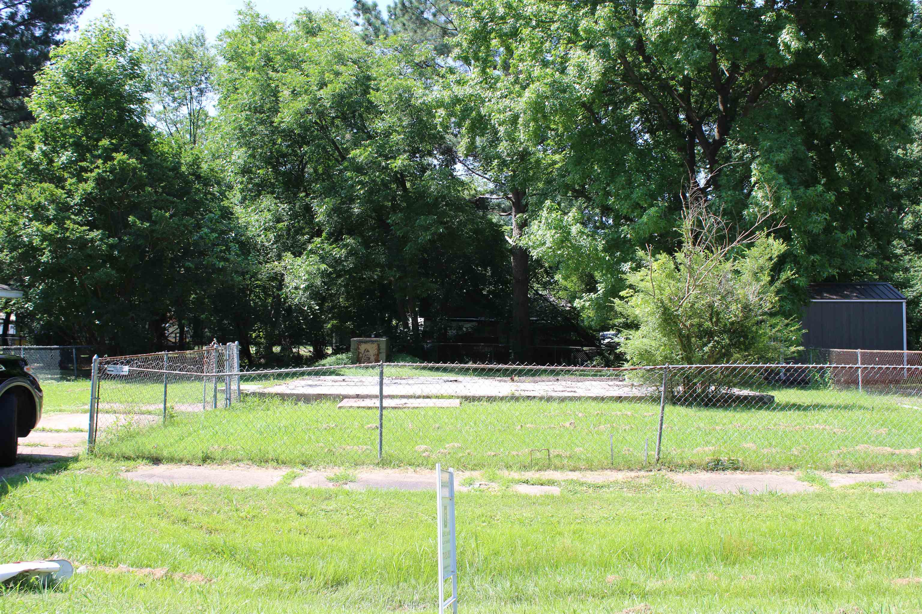 Welcome to market 405 Bradley Street, Jonesboro, AR 72401!!! Attention builders and investors! Prime opportunity to secure a well-located lot close to downtown Jonesboro. With R-3 zoning, this is an ideal canvas for your next project or investment property. Take advantage of the growing demand in this thriving area! Call today to secure this lot before it's gone!