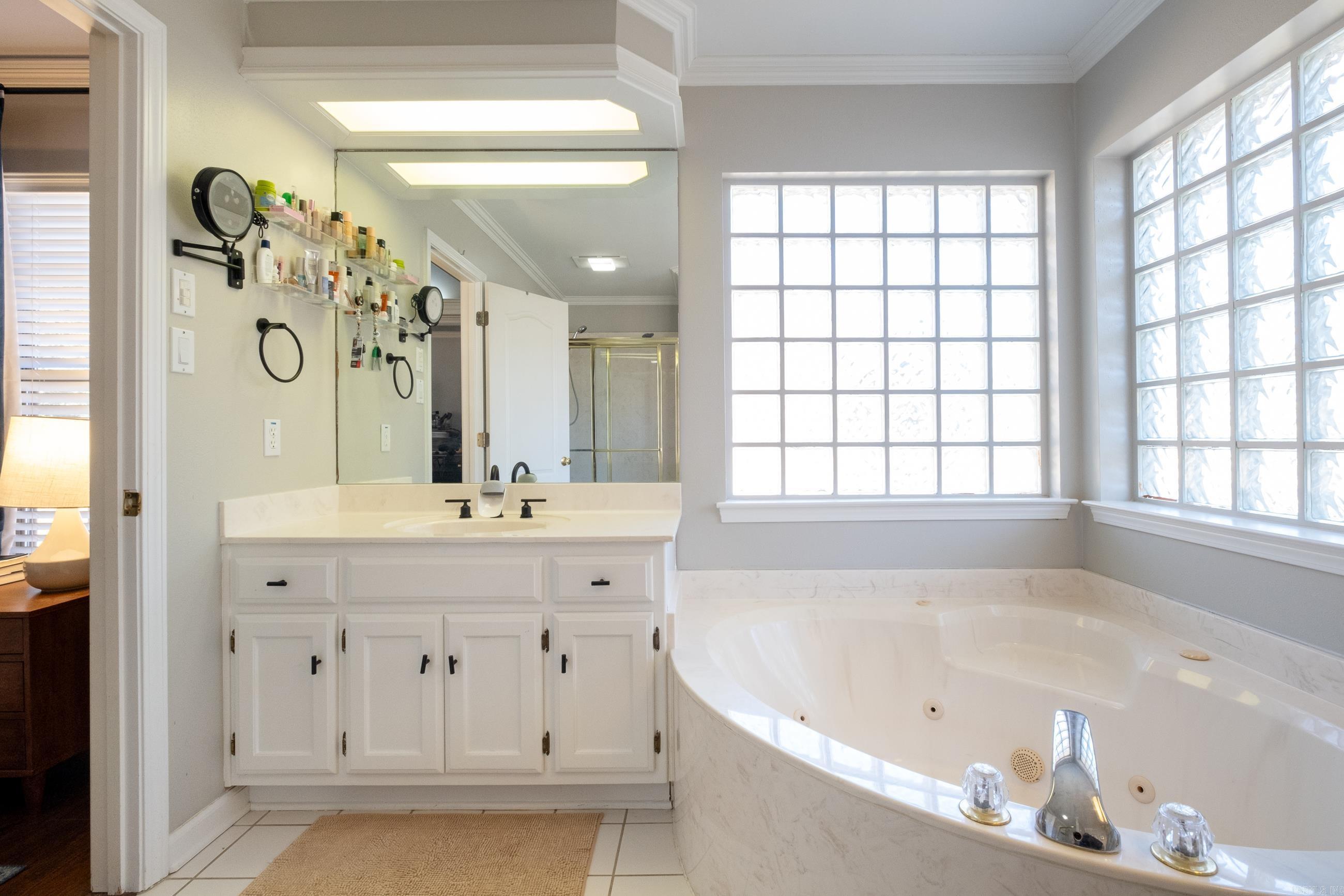 SECLUDED HILLS - Residential