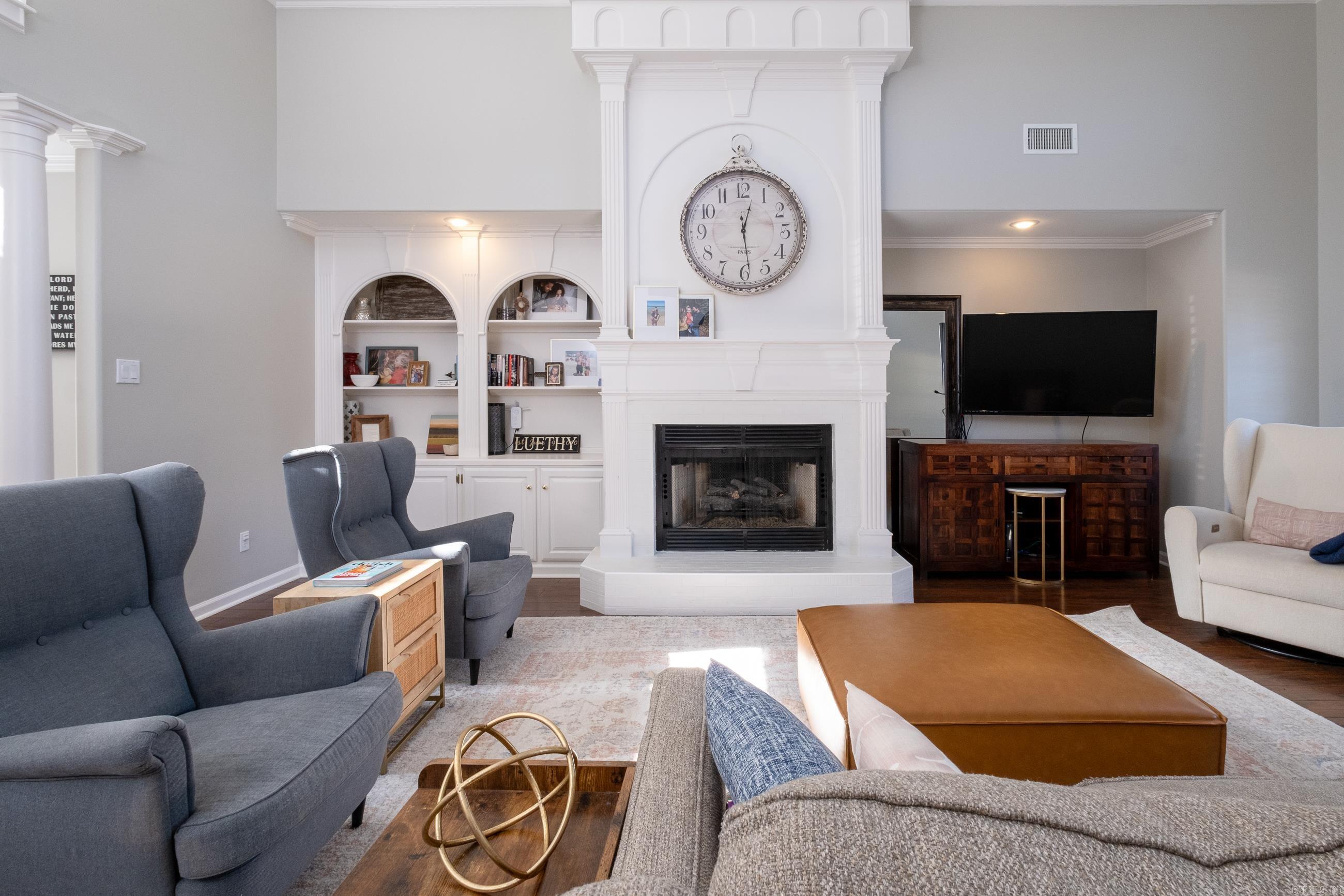 SECLUDED HILLS - Residential