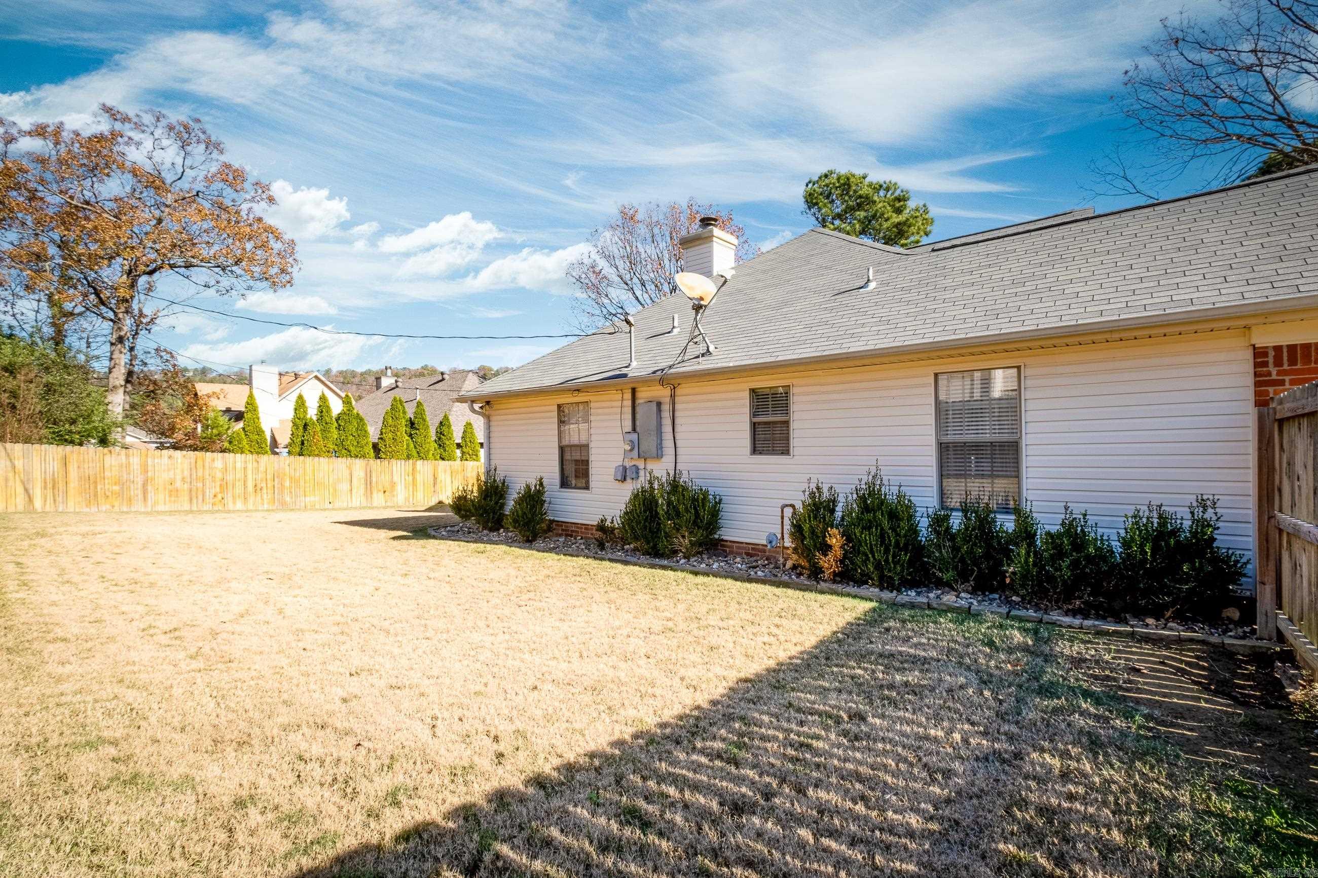 SECLUDED HILLS - Residential