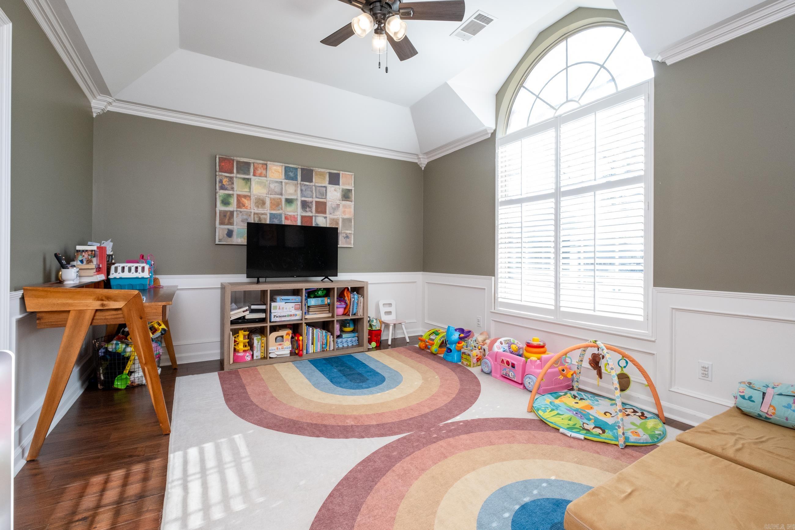 SECLUDED HILLS - Residential