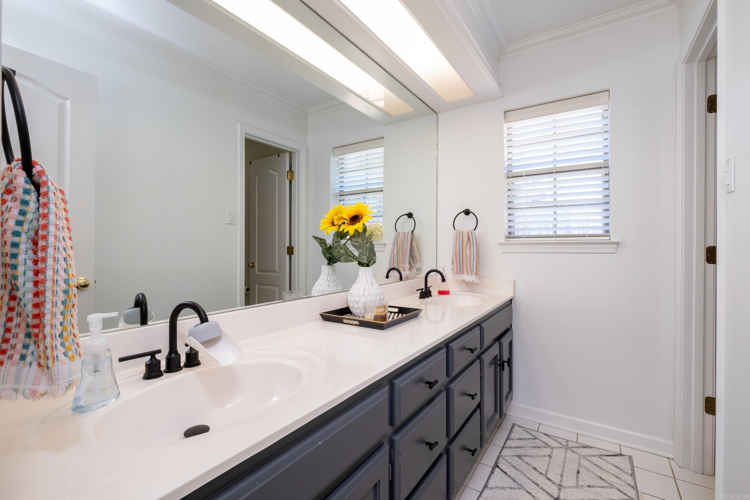 SECLUDED HILLS - Residential