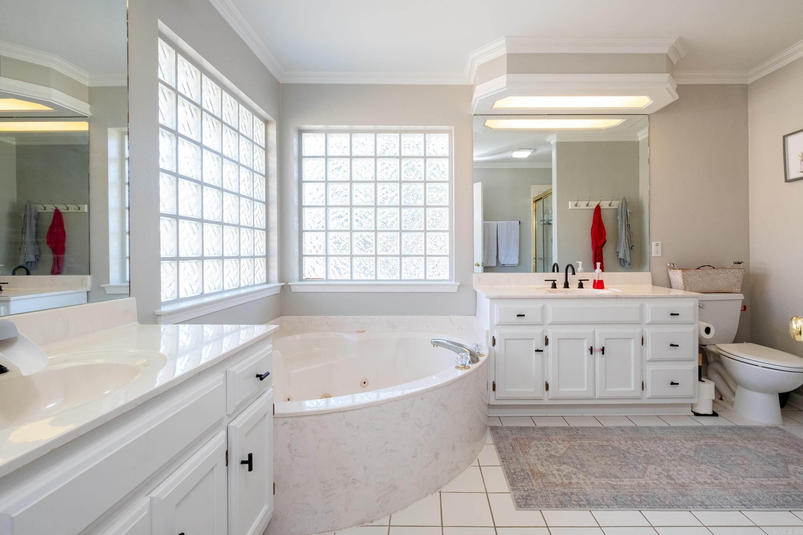 SECLUDED HILLS - Residential