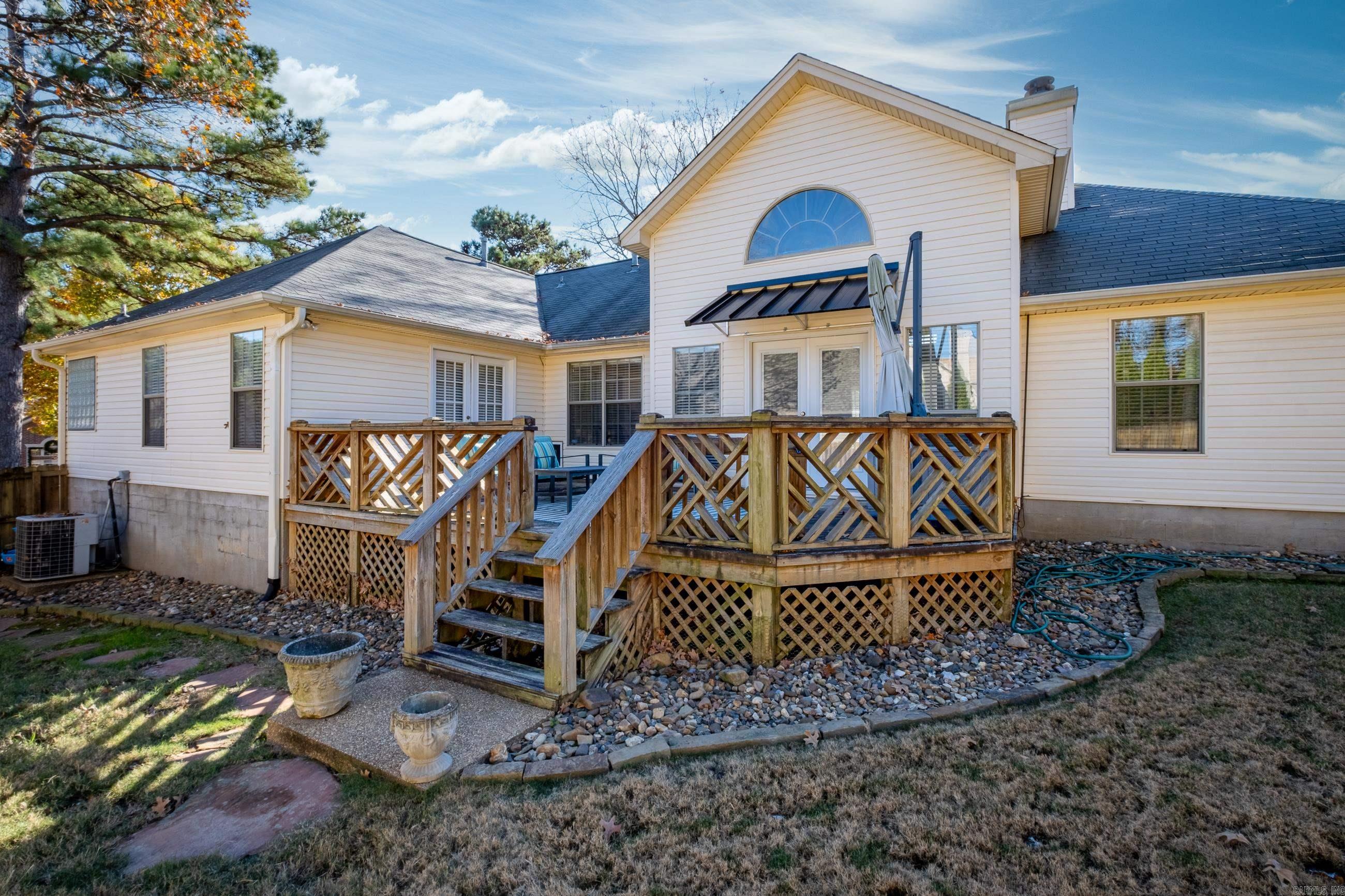 SECLUDED HILLS - Residential