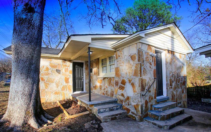 Newly remodled 1 bedroom located in NLR near Vestal Park and Boone Elementary. New paint and flooring throughout. Kitchen has granite countertops and a new stove. The lease is for this property is 2 years with a 3% increase after the first year. Income has to be 3x the amount of rent unless you have a housing voucher.