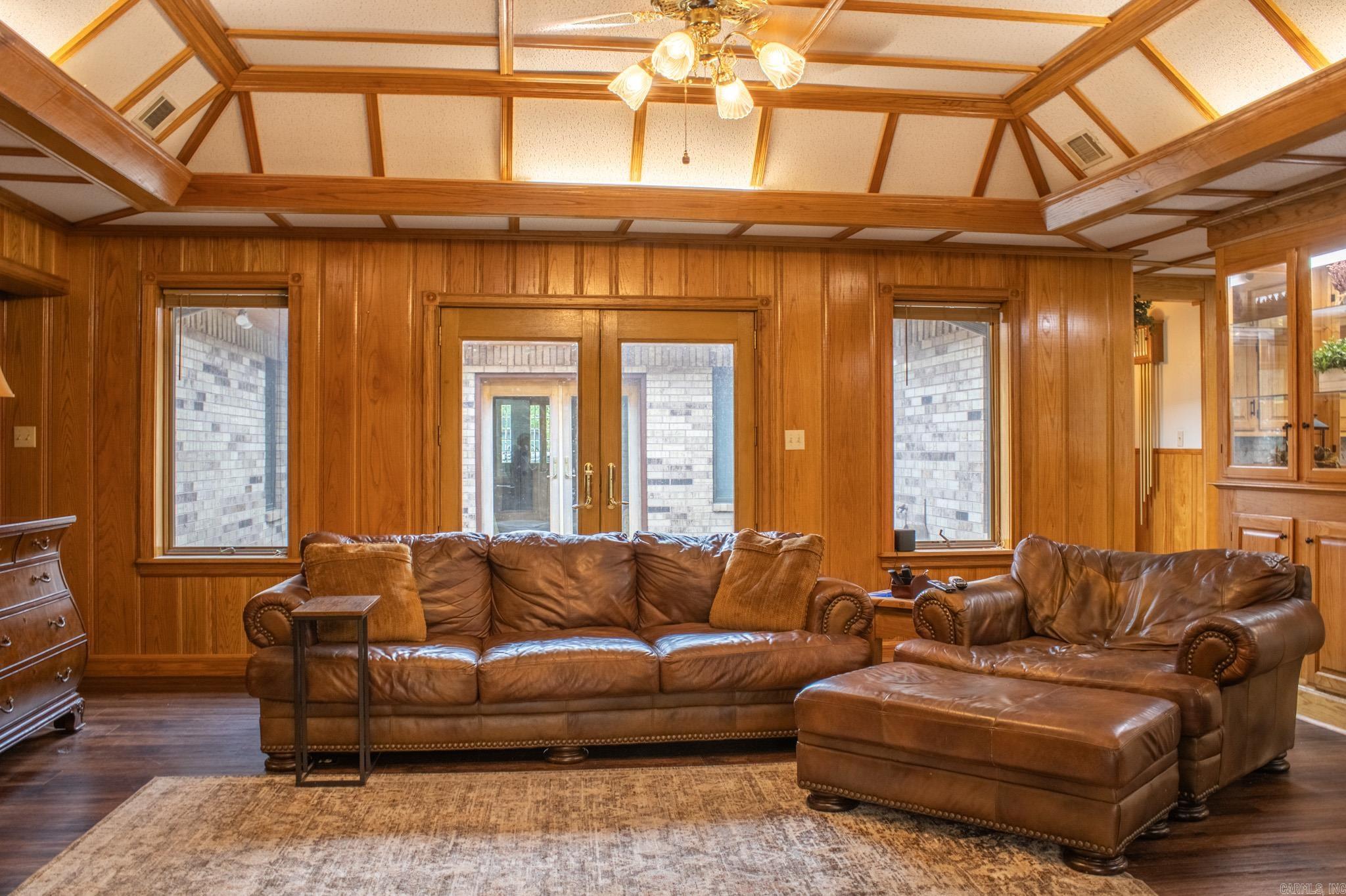 COUNTRY CLUB ESTATES - Residential