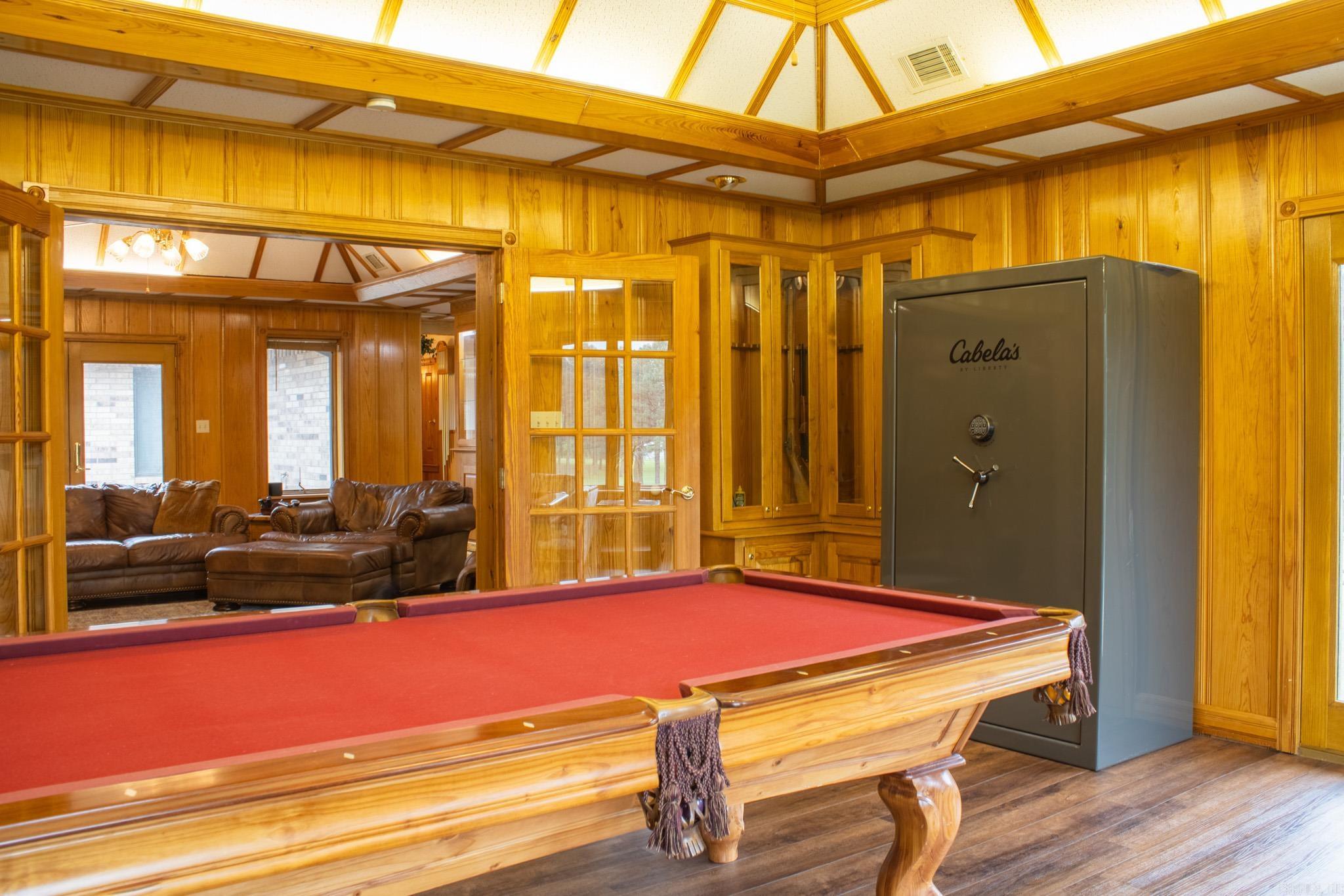 COUNTRY CLUB ESTATES - Residential