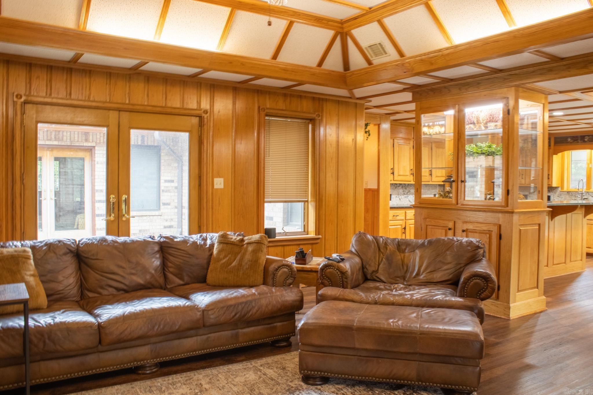 COUNTRY CLUB ESTATES - Residential