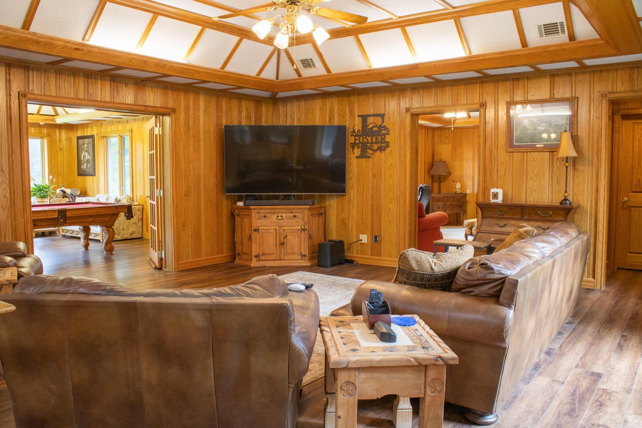 COUNTRY CLUB ESTATES - Residential