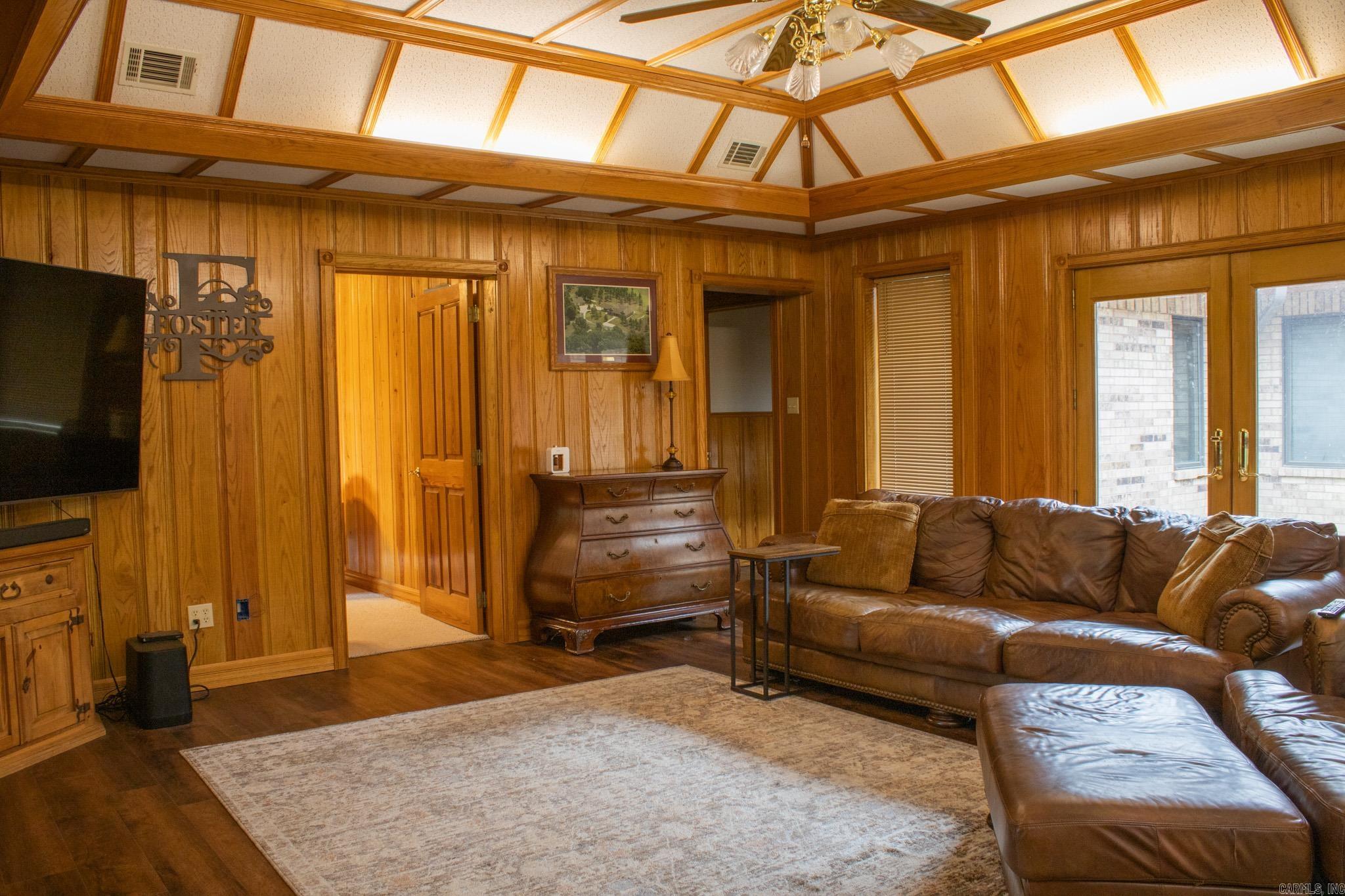 COUNTRY CLUB ESTATES - Residential