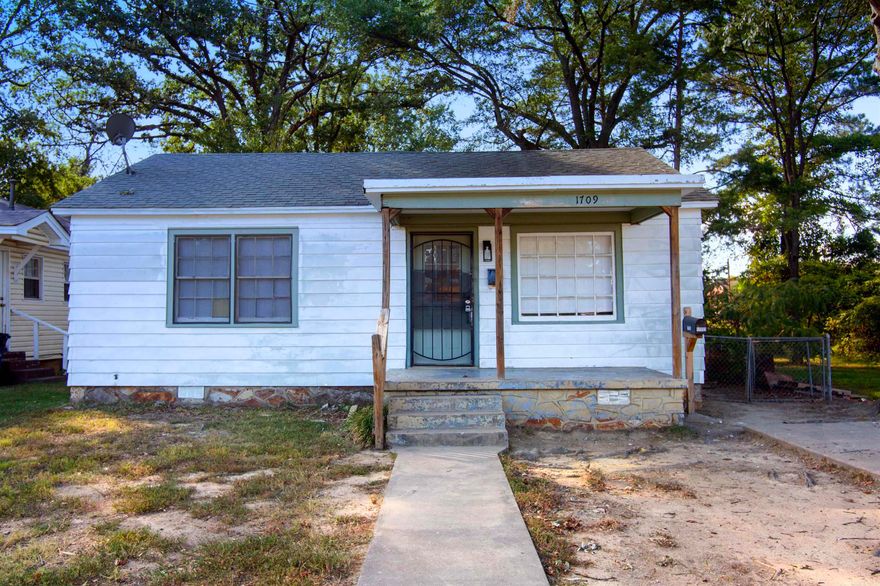 Newly remodeled 3BD/1.5BA in North Little Rock that is waiting for you to call home. New flooring throughout. Plenty of space. New blue cabinets in kitchen. Close to shopping, dining, and much more! Plus only minutes away from the Argenta district in downtown NLR. This property is managed by Hoffman Team so beware of scammers - we will never ask you to Cashapp us money. The lease for this property is for 18 months to 2 years with a 3% increase after the first year. Income must be 3x the amount of rent. Deposit, first monthās rent, and the $50 administration fee due before move in. This property does not accept section 8.