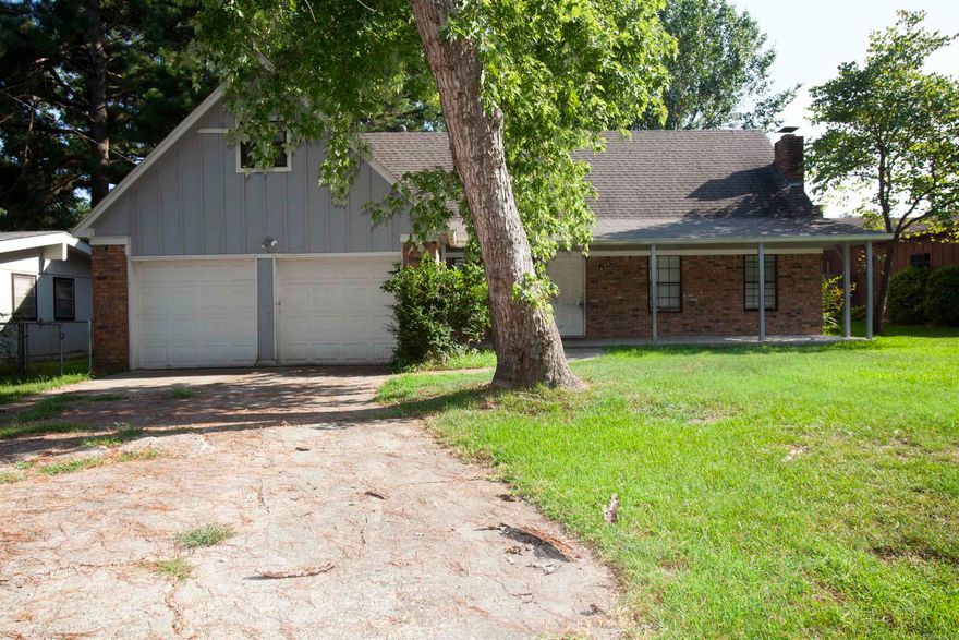 Beautiful 4/bd/2ba home in Southwest Little Rock ! Newly renovated throughout entire house . New kitchen appliances , new paint ,and ceiling fans ! Lots of space throughout entire house . Bonus room upstairs ! Large shaded yard with large front porch !