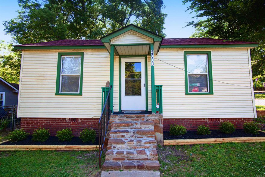 Cute 2BD/2BA located close to UALR. The lease for this property is for 18 months and income has to be three times the amount of rent.