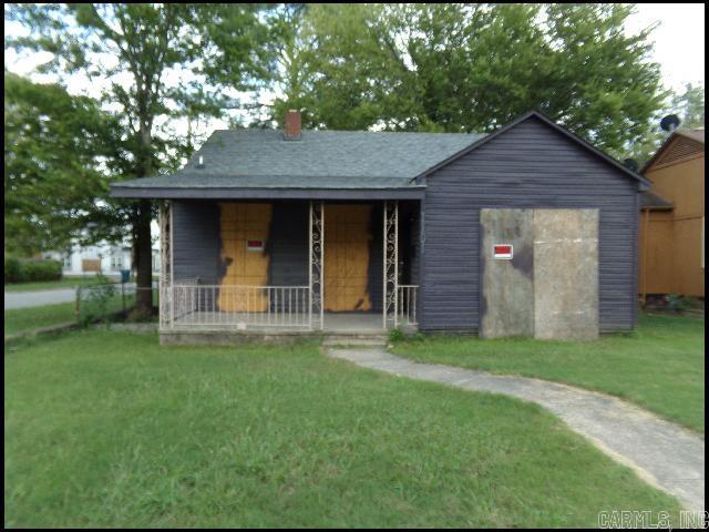 NEWLY REMODELED HOME IN THE BEELERS SUBDIVISION!! This Charming Two Bedroom And One Bath Home Offers Over 1,000 Square Feet Of Comfortable Living Space And Has Been Completely Remodeled! Bright Kitchen With Electric Range And A Separate Dining Area Perfect For Meals And Gatherings! Stylish New Tile Flooring Throughout For Easy Care And A Modern Look! Convenient Electric Washer/Dryer Hookups!! Street Parking Available For Easy Access!AVAILABLE NOW!!! <a href='https://raineyrealty.com/virtualtour.php?r=VZmDbo'> Click here for a 360° Virtual Tour</a>