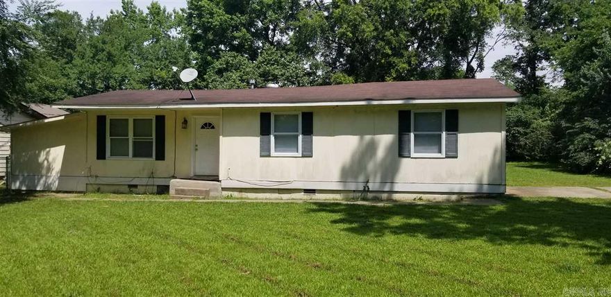 3 bedroom 1 bath home. No central air, window units to be installed. Lease terms 12 months, $700 deposit, $35 application fee. Apply online at c21prjxrentals.com