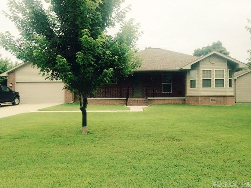 BEAUTIFULLY REMODELED newer home with privacy fence on large corner lot. 12'x16' insulated storage building.  2 covered decks with powder coated rails, propane grill conveys. New hardwood floors, new fixtures, toilets, new paint throughout, vaulted ceilings.  Minutes to Bull Shoals Lake and the White River.