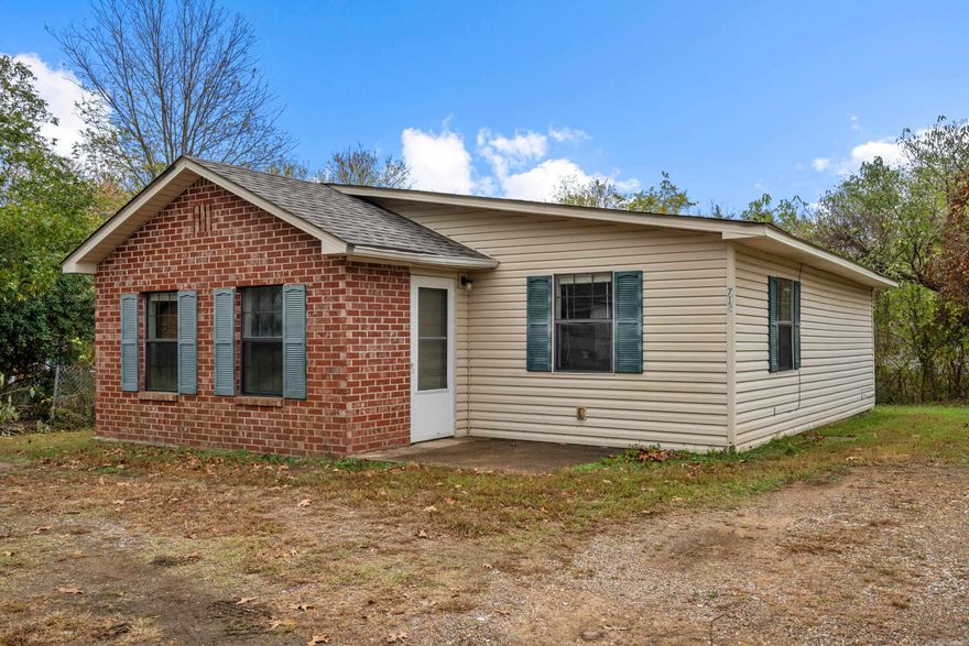 Located in the heart of Hot Springs on a spacious corner lot, this adorable 2 bed/1 bath is ready for its new owners! Open & airy floor plan w/vinyl plank flooring, spacious bedrooms & laundry room. Backyard perfect for grilling & entertaining! Conveniently located just minutes from downtown & Oaklawn Would make a great family home or rental. Come see for yourself!