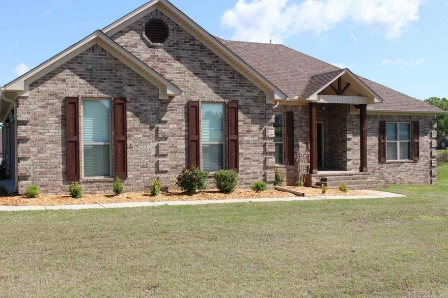 Like New!  Fantastic home on large corner lot.  Handscraped hardwood flooring, custom built cabinets in kitchen and bathrooms.  Large master suite with double walk in closets, jetted tub and glass shower. Bedrooms are split. lots of windows for natural light.  Great kitchen area with breakfast bar granite counter tops stainless appliances and eating area over looking backyard.  Large formal dining area. Large greatroom with fire place! 9 & 10 foot ceilings. Level lot. Sf is strictly approx.- Not measured