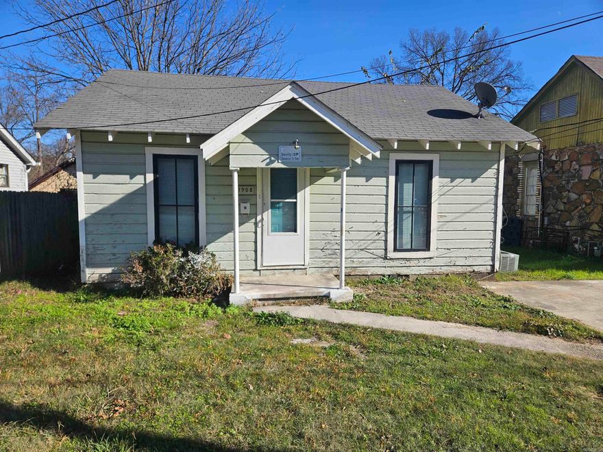 Cute 1BD/1BA in North Little Rock that is waiting for you to call home. Perfect for a young professional! This property is managed by Hoffman Team so beware of scammers - we will never ask you to Cashapp us money. The lease for this property is for 18 months to 2 years with a 3% increase after the first year. Income must be 3x the amount of rent per month unless you have a housing voucher. Deposit, first month’s rent, and the $50 administration fee due before move in. Visit our office or <a href="https://showmojo.com/l/15acd9f096">Schedule a Showing Online</a>