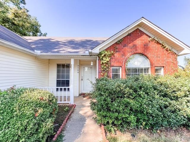 Welcome home! This property is just want you have been waiting for! Make it yours, take on your first investment or add to your portfolio - all the possibilities!