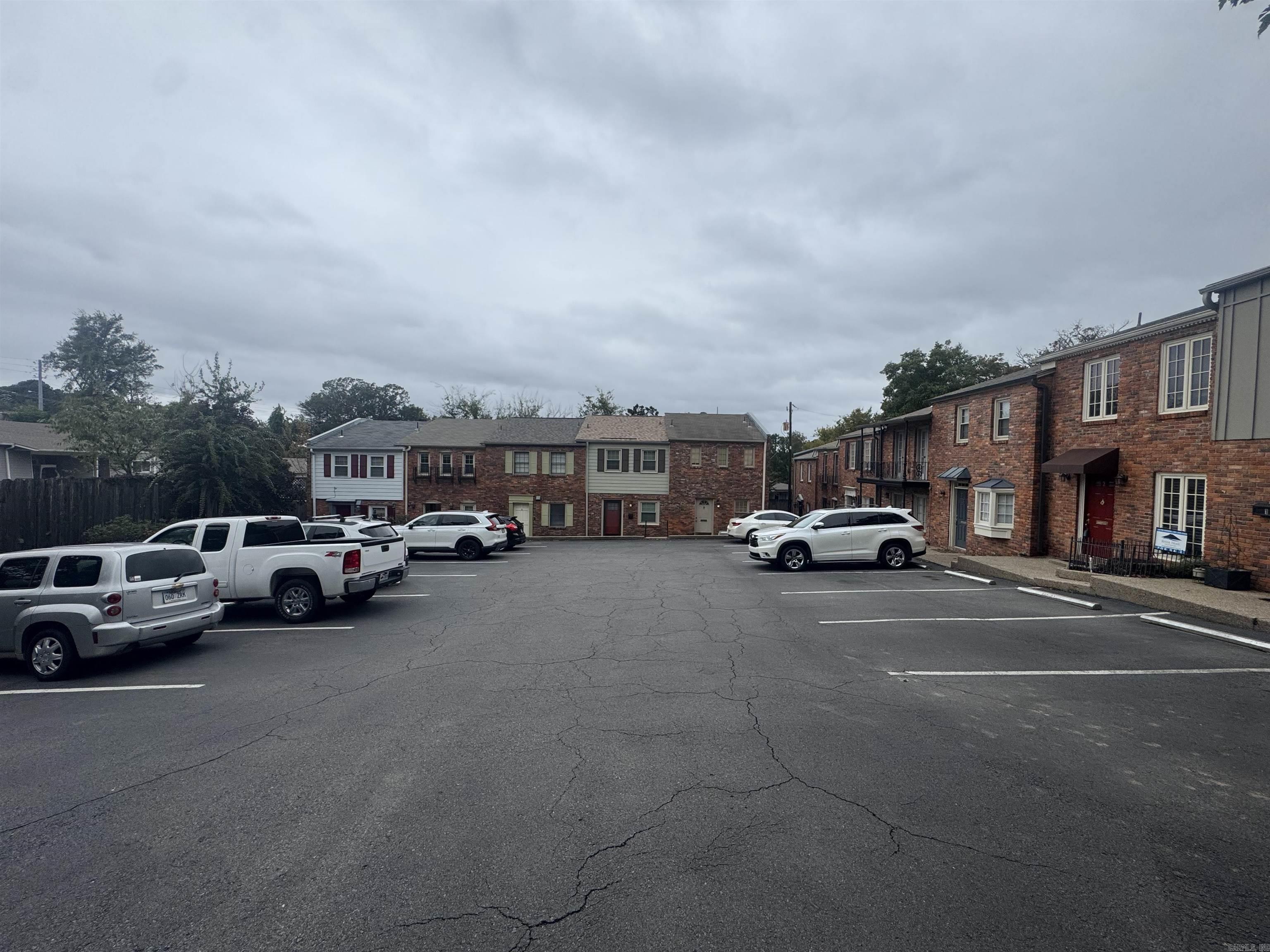 HAMPTON COURT APT HPR - Residential