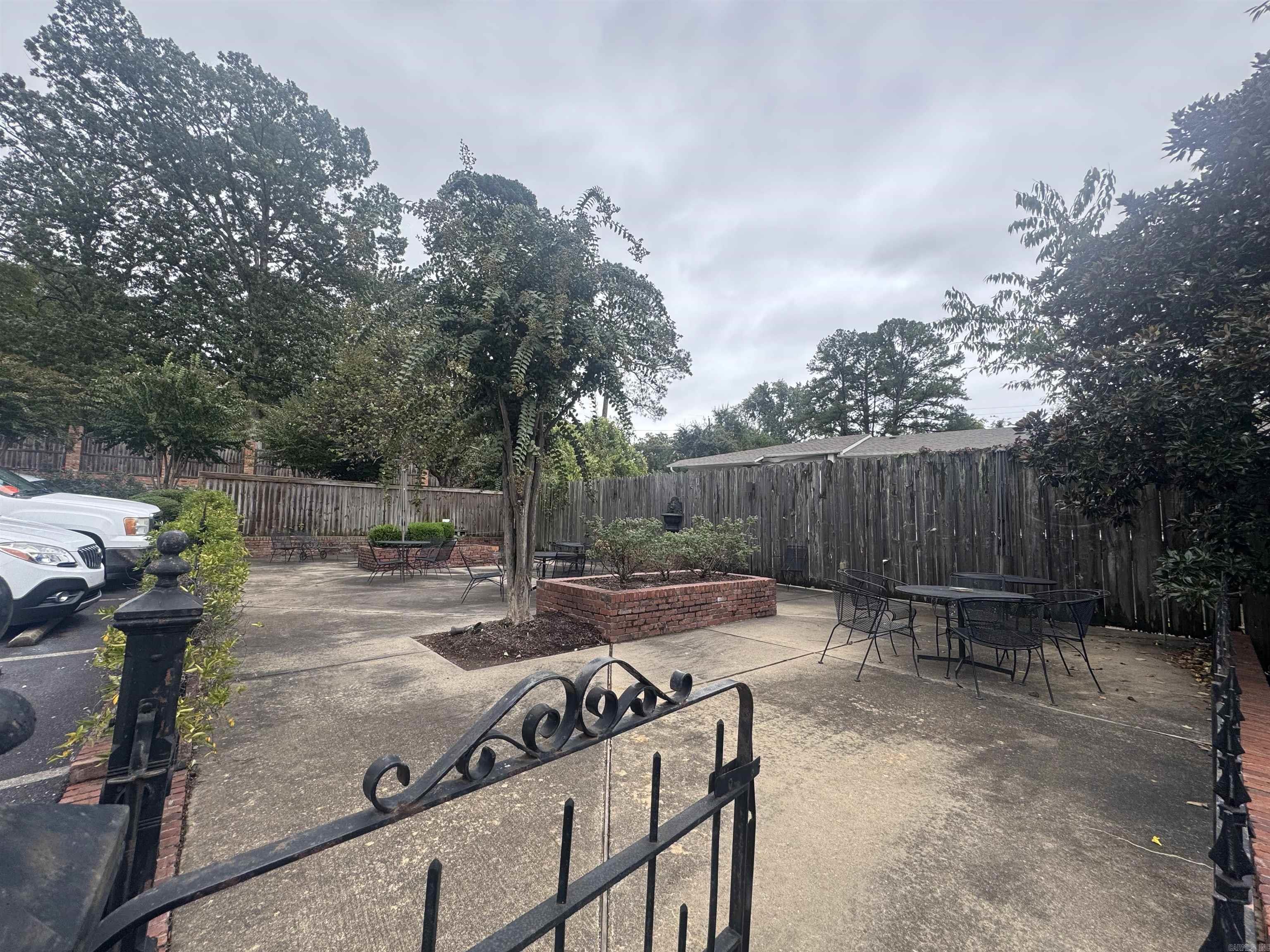 HAMPTON COURT APT HPR - Residential