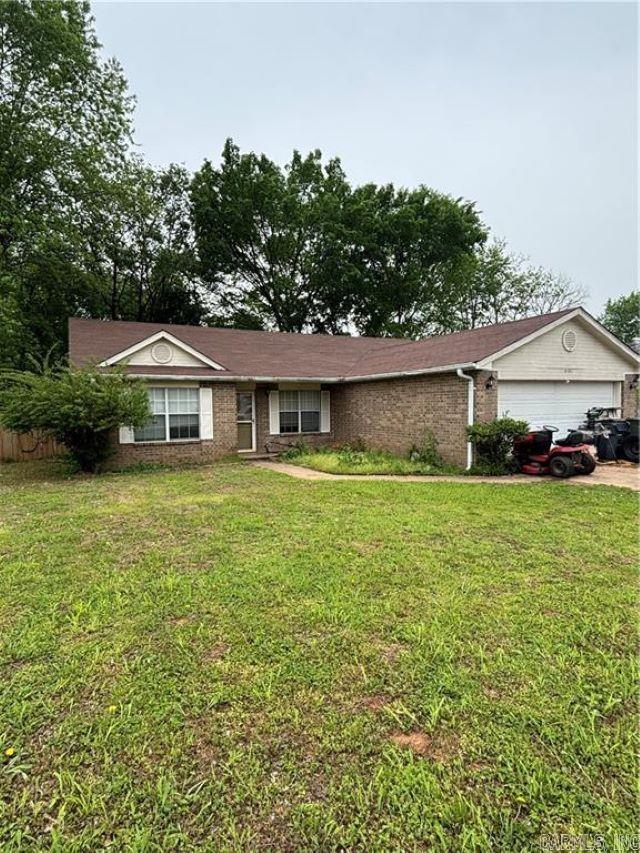 Charming 3 bed, 2 bath home in the heart of Fayetteville! Just minutes from shopping, dining, and only a short drive to the University of Arkansas. Enjoy a spacious layout, cozy living area, and a fenced backyard perfect for relaxing or entertaining. Ideal location and move-in ready—don’t miss this one!