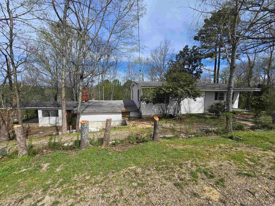 Investor special! Fixer upper in a great location close to the airport and bypass in Lake Hamilton School District on a beautiful large lot. Lots of potential! 4 bed 2 bath split level. Selling AS-IS. Seller is motivated and will consider seller financing with down payment! Agents SEE REMARKS