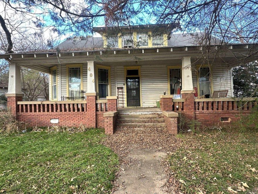 INVESTMENT PROPERTY!! THIS NEEDS LOTS OF LOVE, BUT THE POTENTIAL FOR A HUGE PROFIT IS THERE! 5 BEDROOMS! COULD BE AN AWESOME FAMILY HOME! AGENTS, SEE REMARKS!