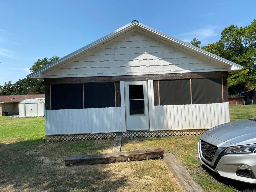 Nice 3 bed 2 bath home. Metal roof, stainless appliances and laminate flooring in all areas except bedrooms. Quartz countertops.