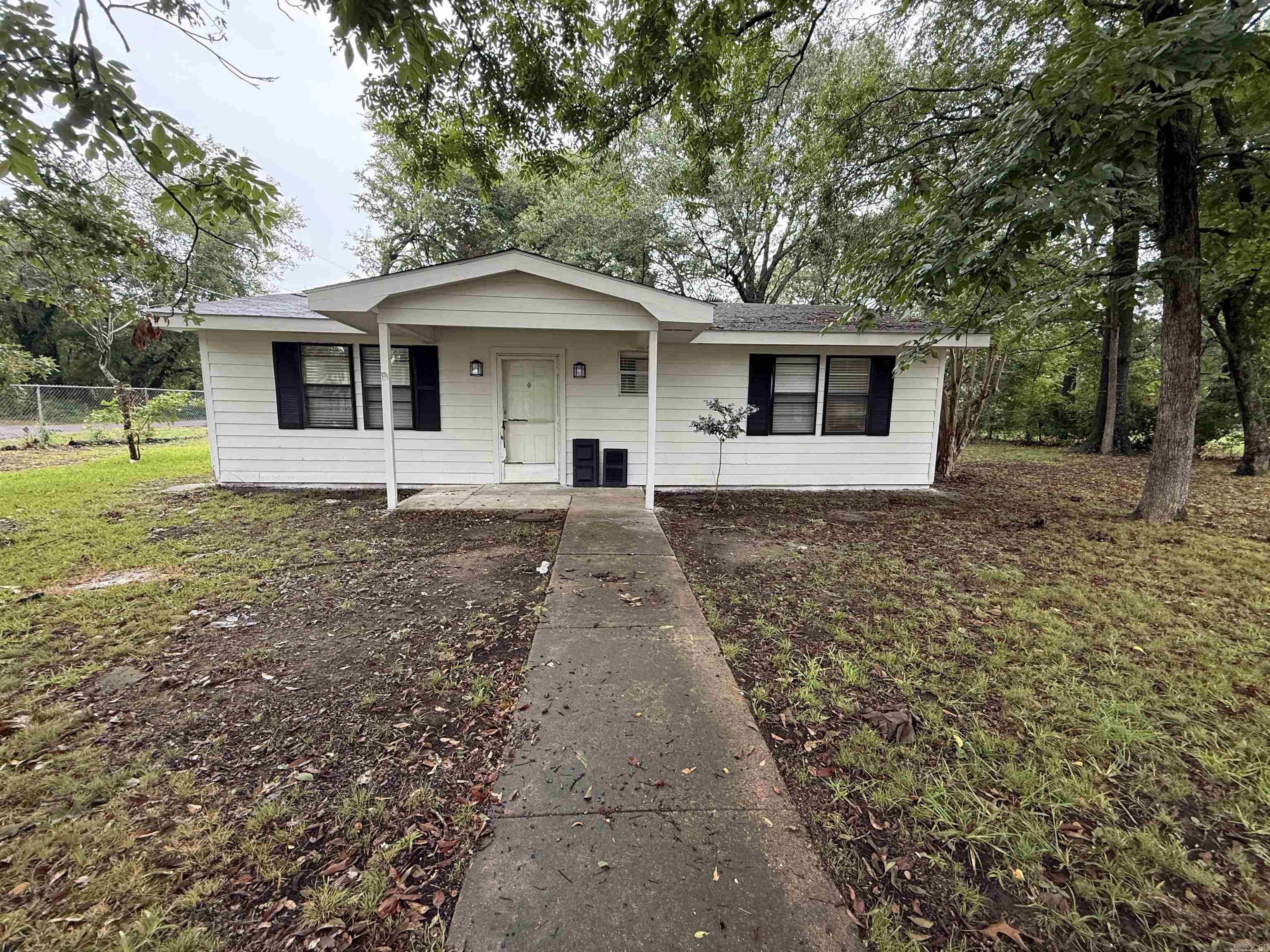 720 W Ave B, Hope, AR ā Affordable 3 bed, 1.5 bath home on a corner lot with fenced front, side, and back yard. Lightly remodeled and ready for move-in, this property is ideal for investors or first-time buyers. Currently nets a minimum of $750/month in rent, making it a solid income producer. Detached storage building with carport in the rear, plus an exterior laundry room on the back porch. Convenient location close to schools, shopping, and dining. Whether youāre looking to grow your rental portfolio or own instead of rent, this home offers comfort, space, and value in the heart of Hope, AR.