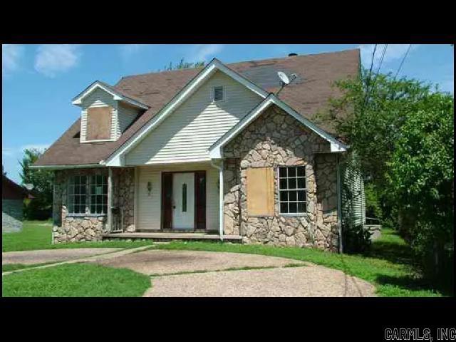 *NORTH LITTLE ROCK* CUTE HOME IN DIXIE SUBDIVISION!! This 4 Bedroom And 2.5 Bath Home Features Over 2700 Sqft! New Paint and New Flooring Throughout. Gas Range, Refrigerator, And Dishwasher Provided In Kitchen! Hookups For Washer And Dryer! Pad For Parking! PET FRIENDLY!!! AVAILABLE NOW!!!