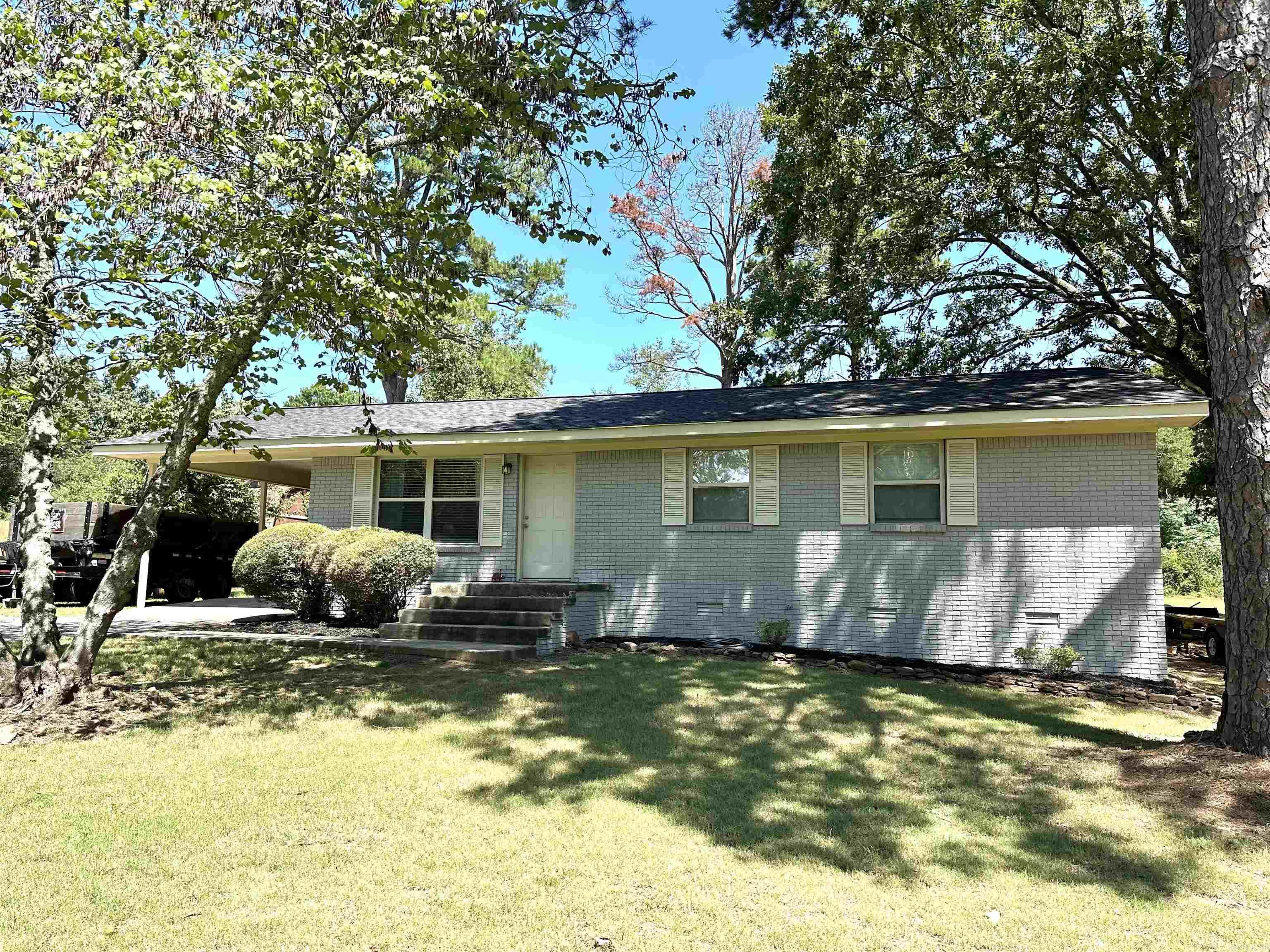Sitting back on a one acre lot, down a low traffic road, this is the perfect place to call home or your very own lake town weekend get away! Enjoy the feel of quiet, country living while still enjoying the benefits of being inside city limits! Minutes from multiple Greer’s Ferry Lake access points, recreational parks, and downtown shopping!