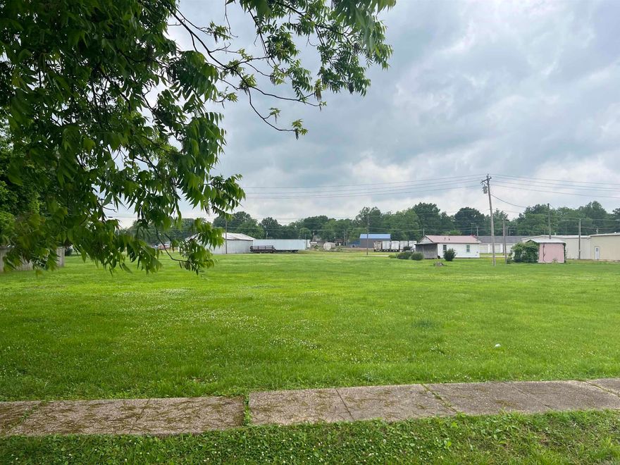 5 !/2 residential lots in Piggott, AR just off of Main St.