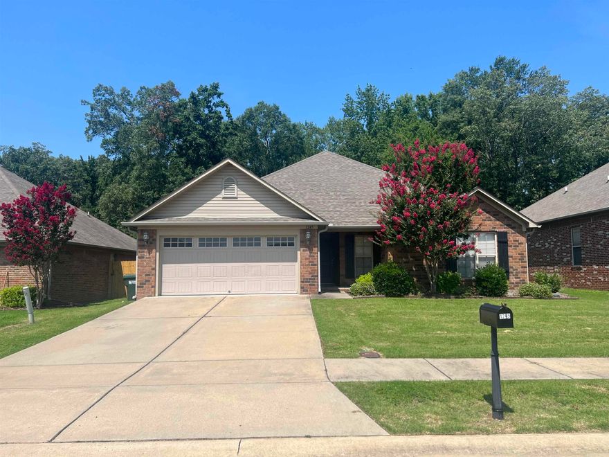 4 BEDROOM HOUSE IN CHESTNUT MEADOWS SUB. GRANITE COUNTER TOPS THROUGOUT. OPEN FLOOR PLAN. MASTER IS SEPERATE FROM GUEST ROOMS.