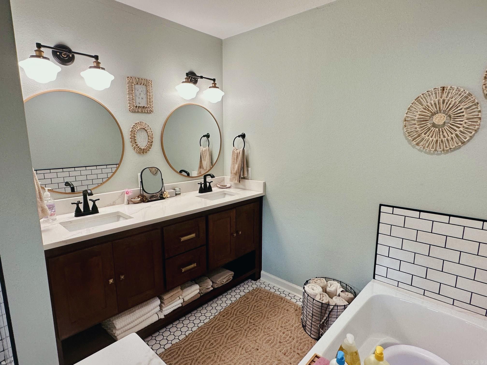 PINEWOOD ESTATES - Residential