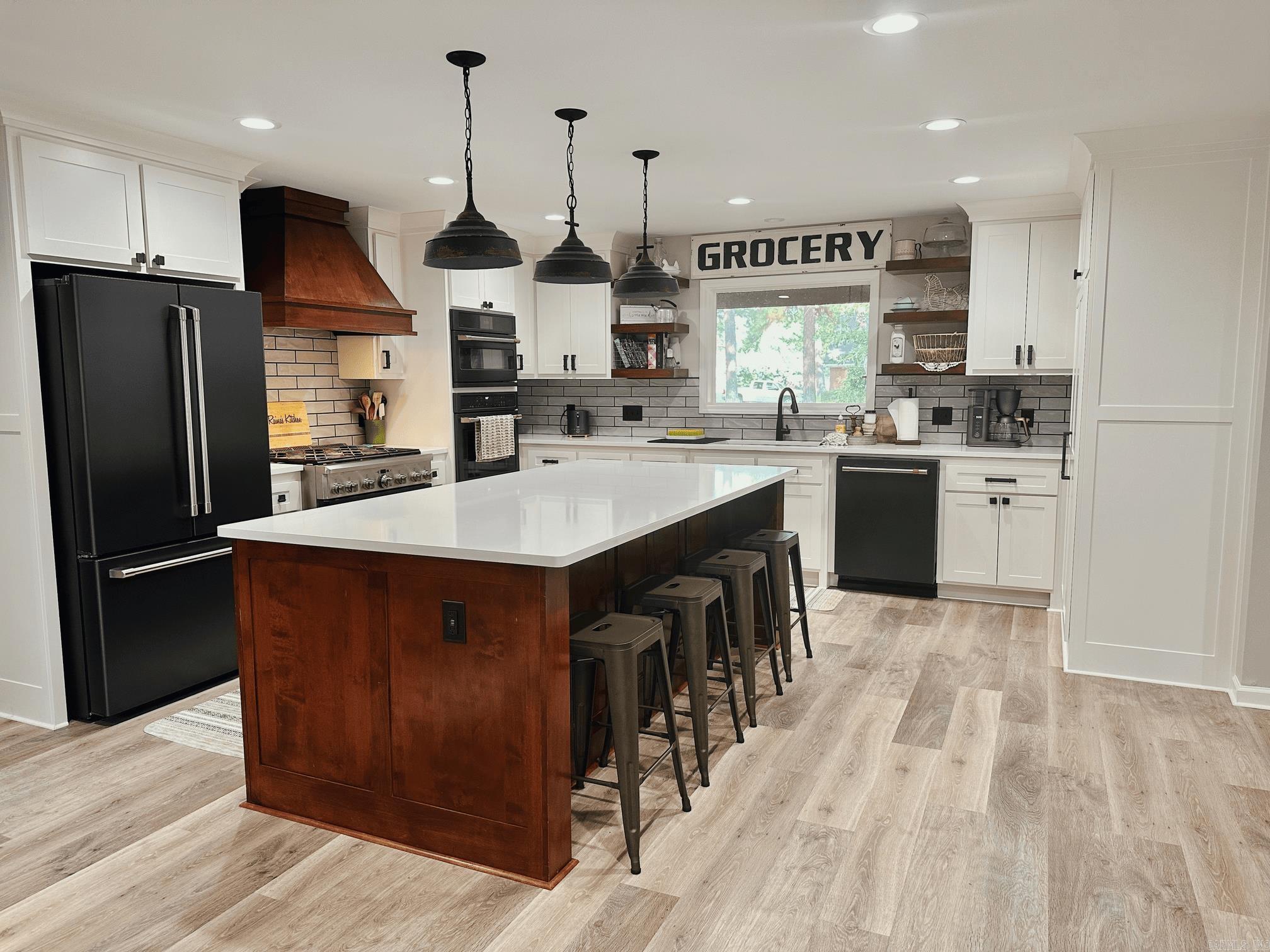 PINEWOOD ESTATES - Residential