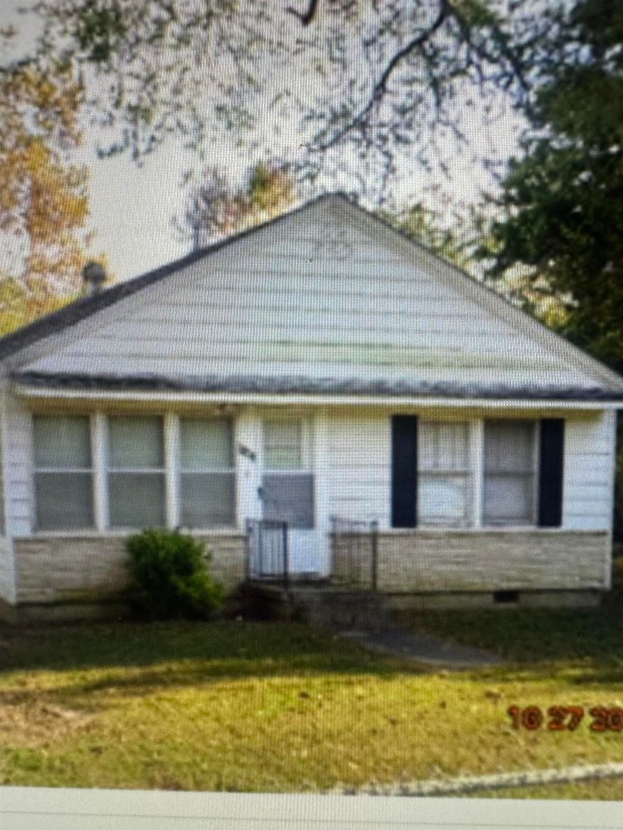 Fixer upper located in Fountain Lake School District.