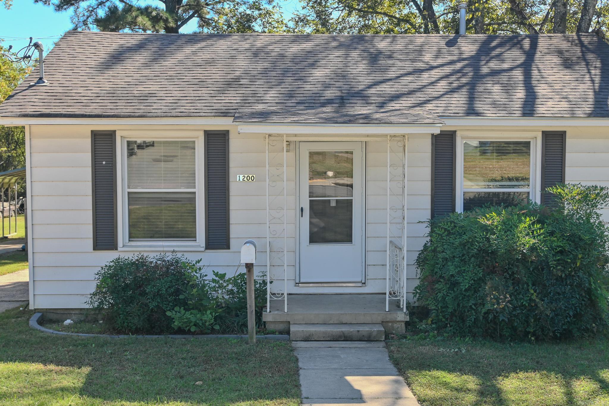 Looking for a move-in ready home with charm and modern updates? Want a cozy space that feels personal and manageable ā Appreciate original refinished hardwood floors, light neutral colors. Excited about having a garage and bonus space for creative projects or work-from-home? Picture hosting friends in the cute backyard, setting up a coffee bar in the kitchen, and turning that large utility room into their dream craft or home office space. This is an ideal first time home buyer, down sizer, or investment property.