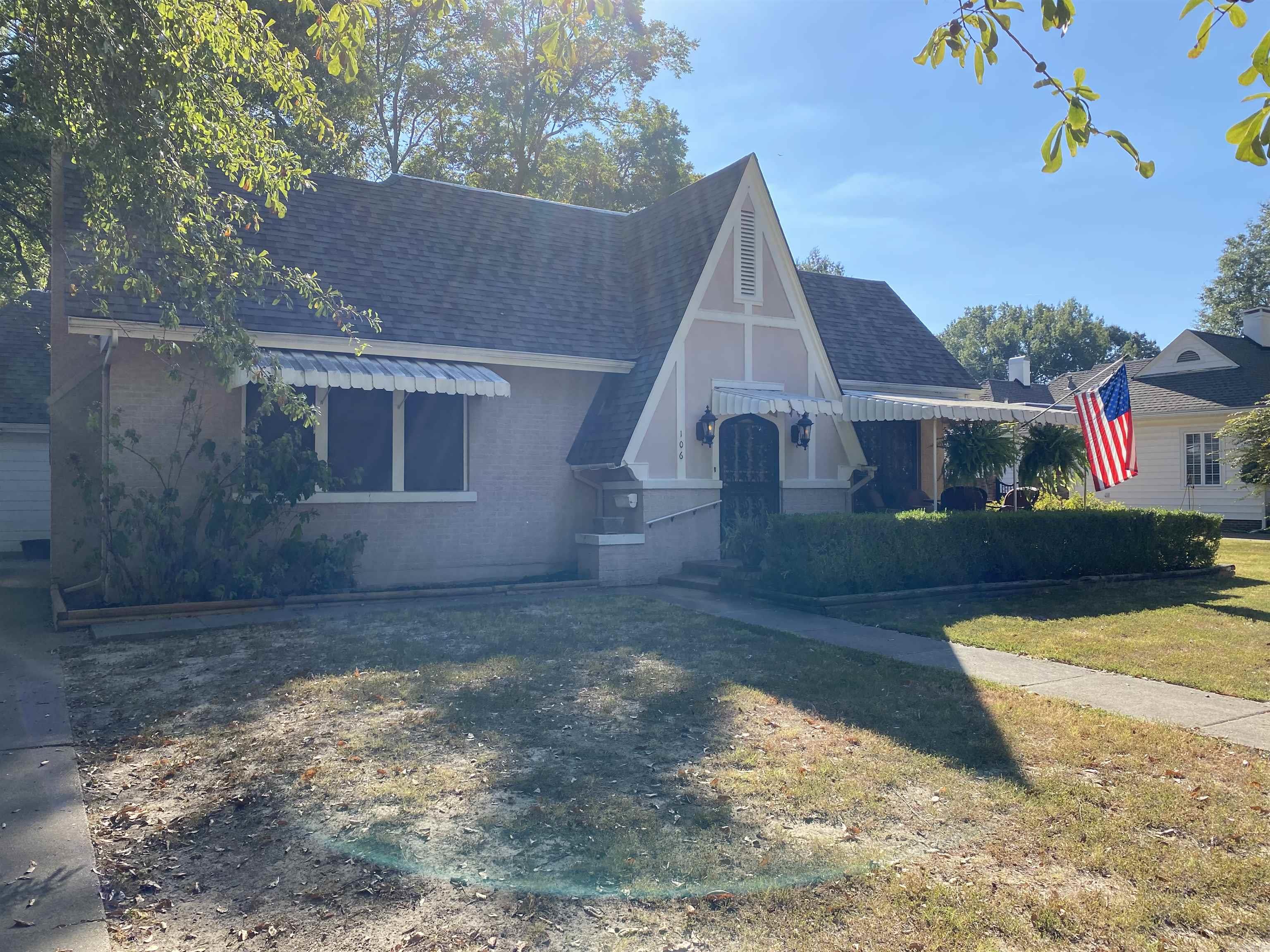 Come take a look at this gorgeous older home. This house features 3 Bed 1.5 bath on a nice size lot. Has a new roof and a big backyard. Agent owned property