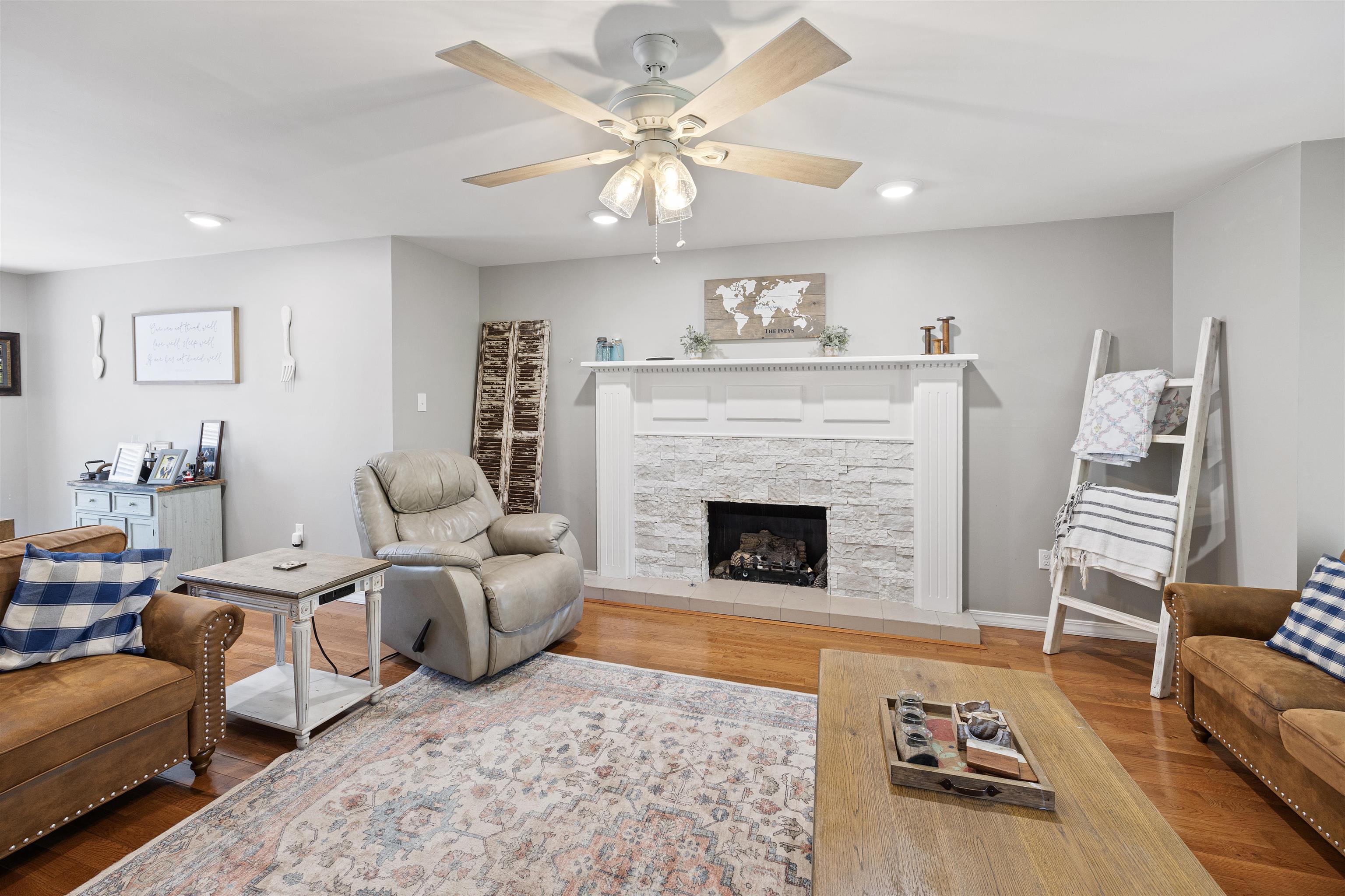 LANDS END - Residential