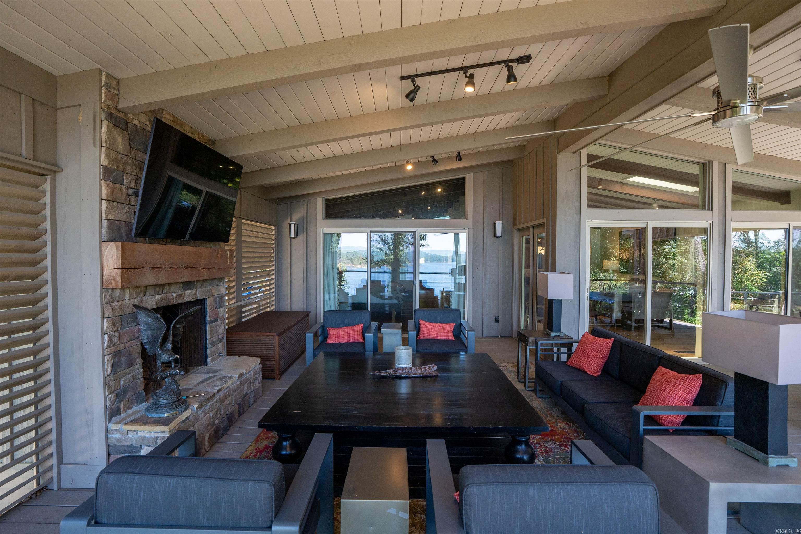 BRIARCLIFF - LAKE - Residential