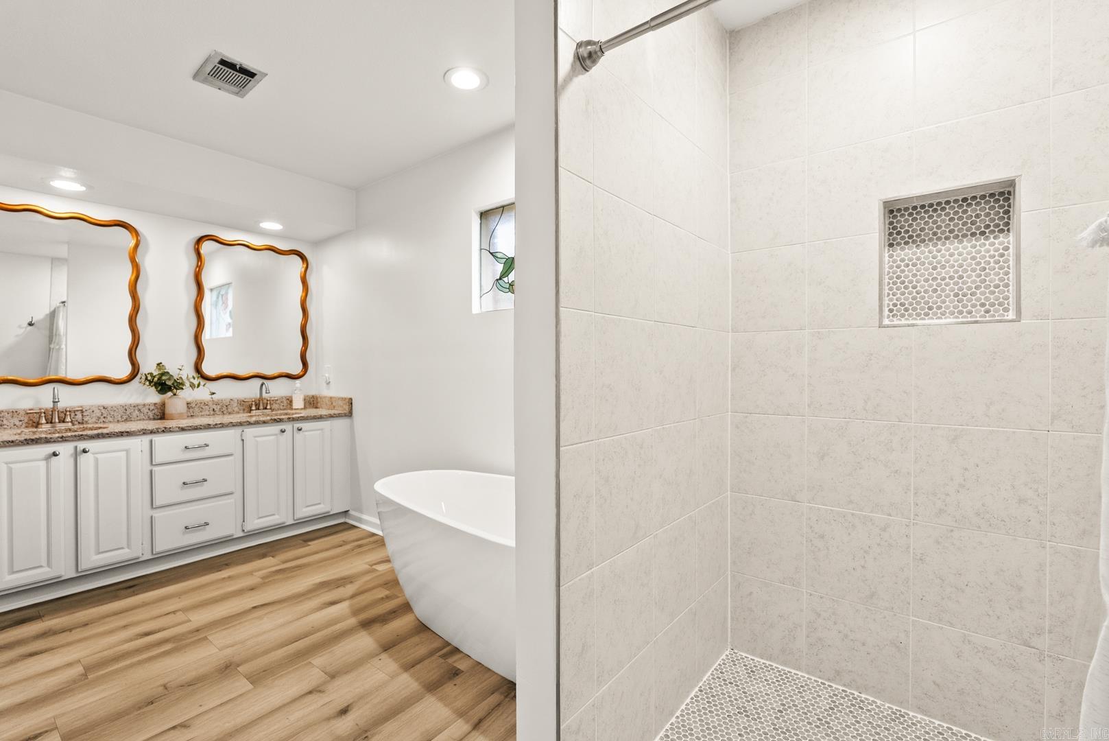 DIAMOND POINTE - Residential