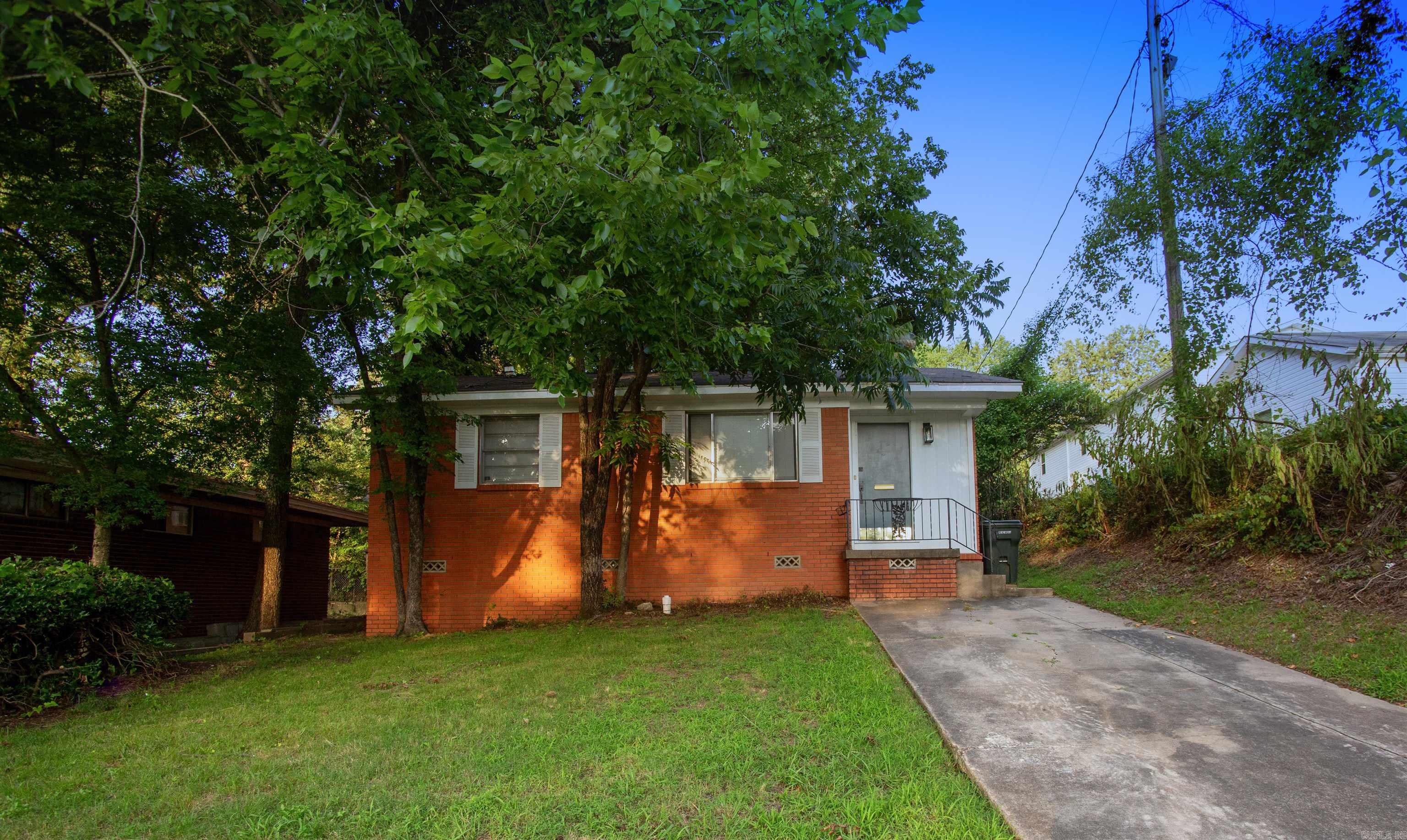 MOVE IN SPECIAL! HALF OFF FIRST MONTH’S RENT! Cute and cozy 2BD/1BA in the center of Little Rock. Close proximity to both UAMS and St. Vincent hospital and minutes away from everything the Hillcrest neighborhood has to offer. Refinished hardwood floors throughout most of the home and tile in the kitchen and bathroom. Plenty of yard space. This property is managed by Hoffman Team so beware of scammers - we will never ask you to Cashapp us money. The lease for this property is for 18 months to 2 years with a 3% increase after the first year. Income must be 3x the amount of rent. Deposit, first month’s rent, and the $50 administration fee due before move in. This property does not accept section 8.