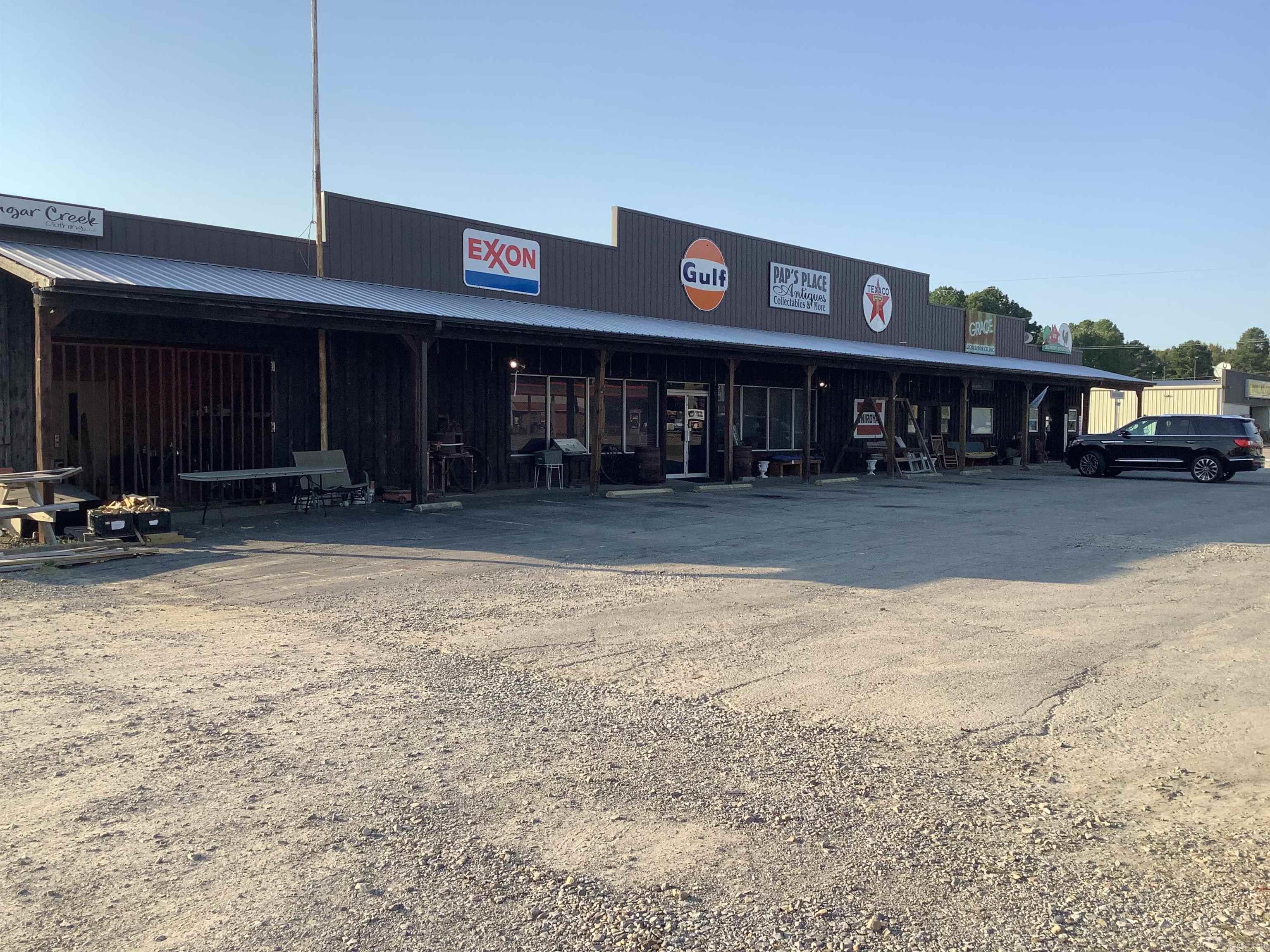 Located at Exit 55, on US-64 E/US-167 N (NEW I57), puts this property at a perfect stop for travelers going through N Central Arkansas, Missouri, and Tennessee. Take a look at it to see its perfect location, area amenities, and unlimited possibilities. Farmhouse Cafe and Saf-Stor Mini Storage are for sale. If you have always wanted to be a business owner, now is your chance to buy a restaurant and storage units. Realtors, see AGENT REMARKS