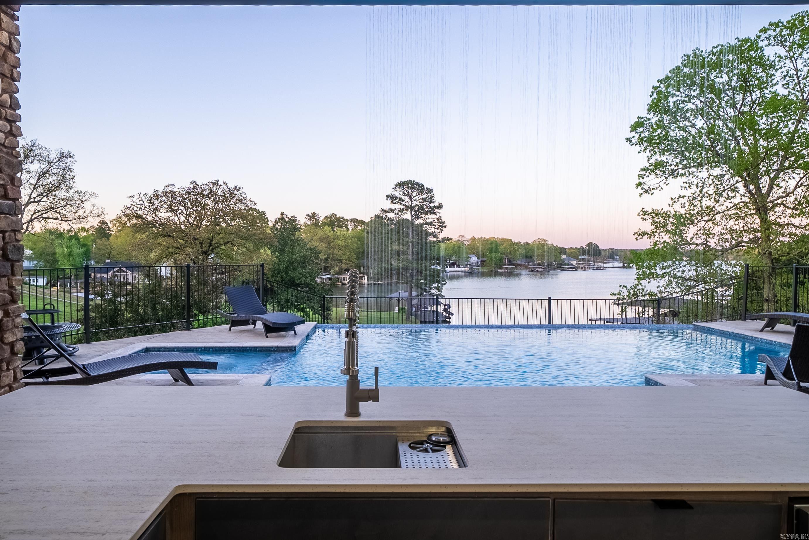 LAKE VIEW - Residential