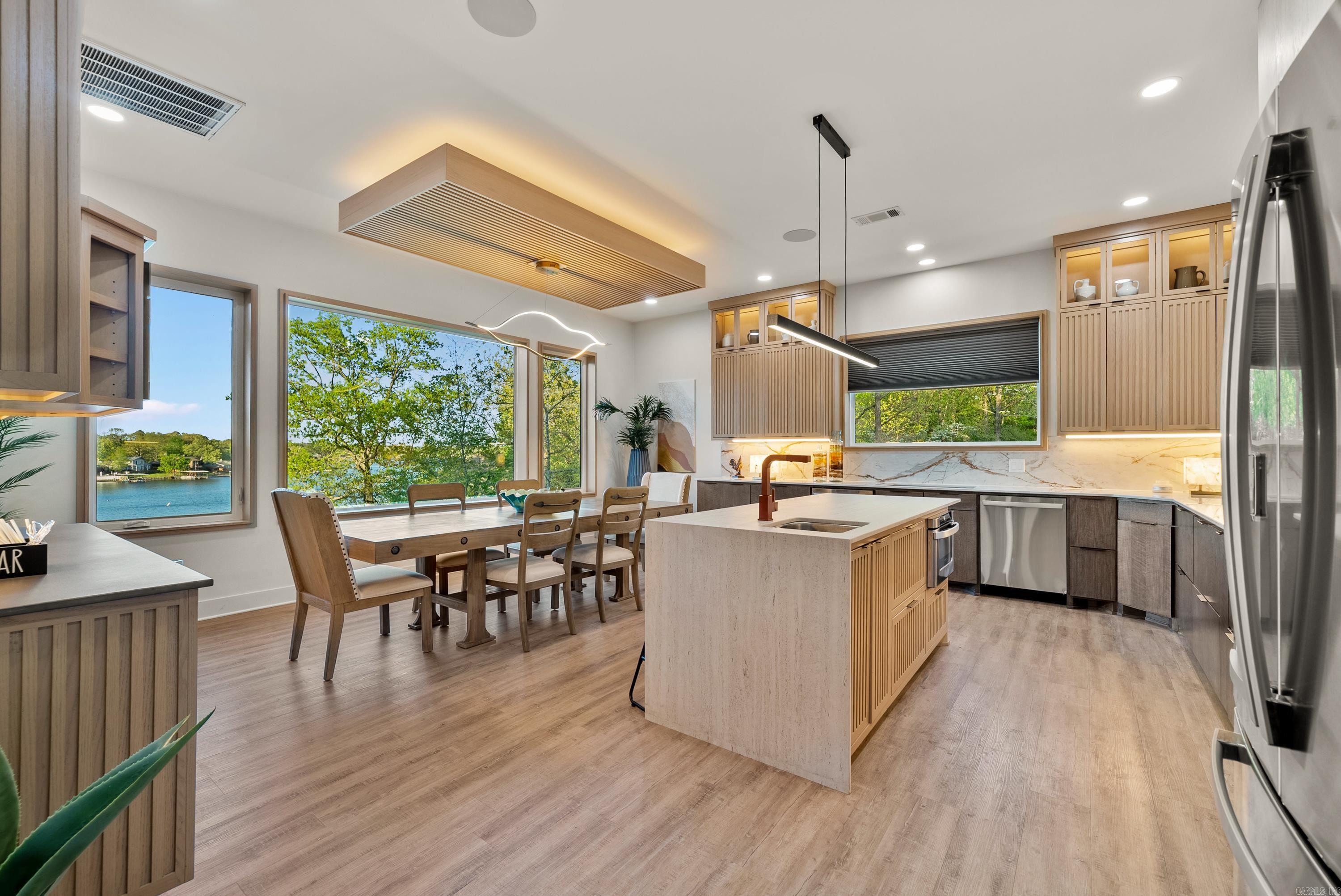 LAKE VIEW - Residential