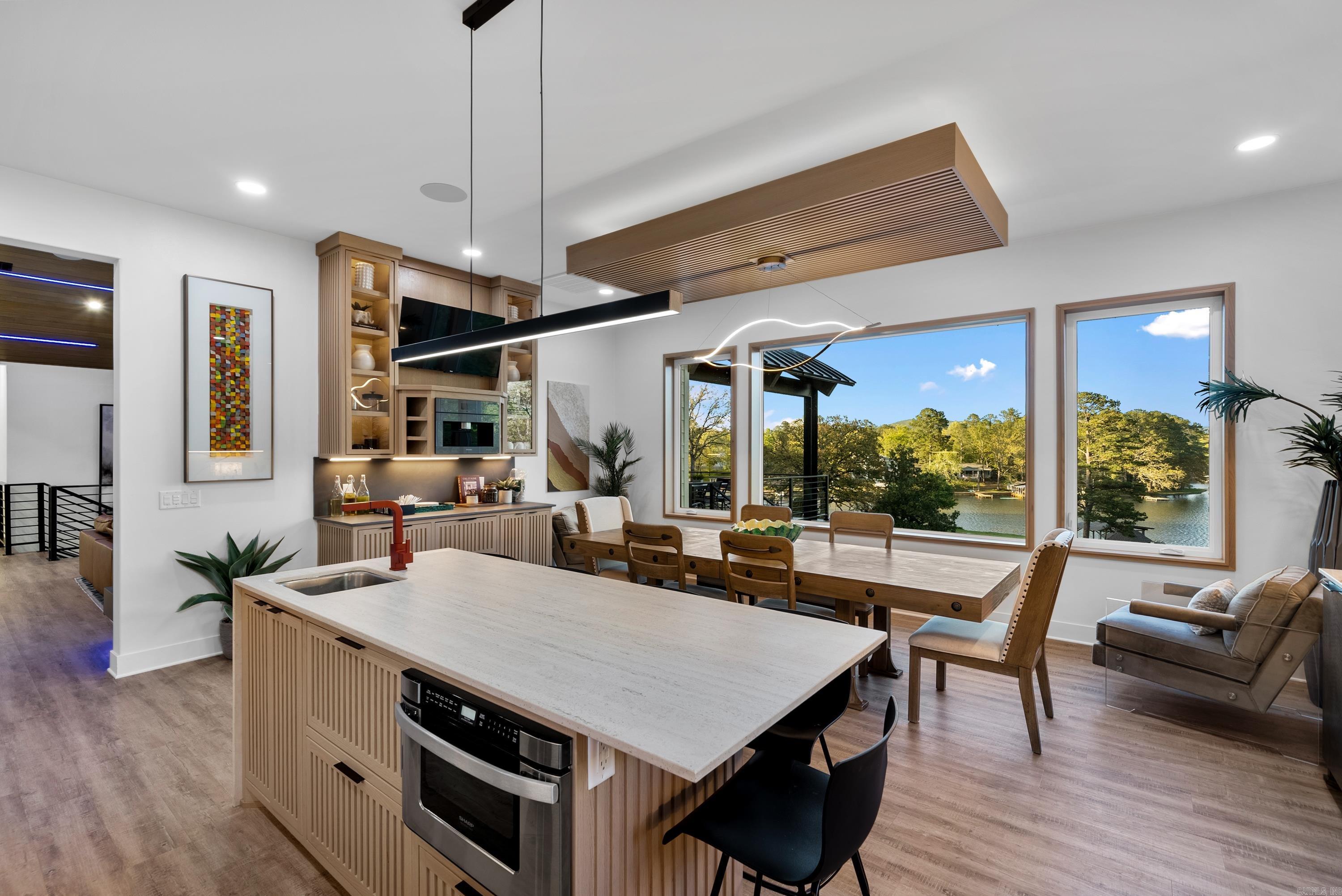 LAKE VIEW - Residential