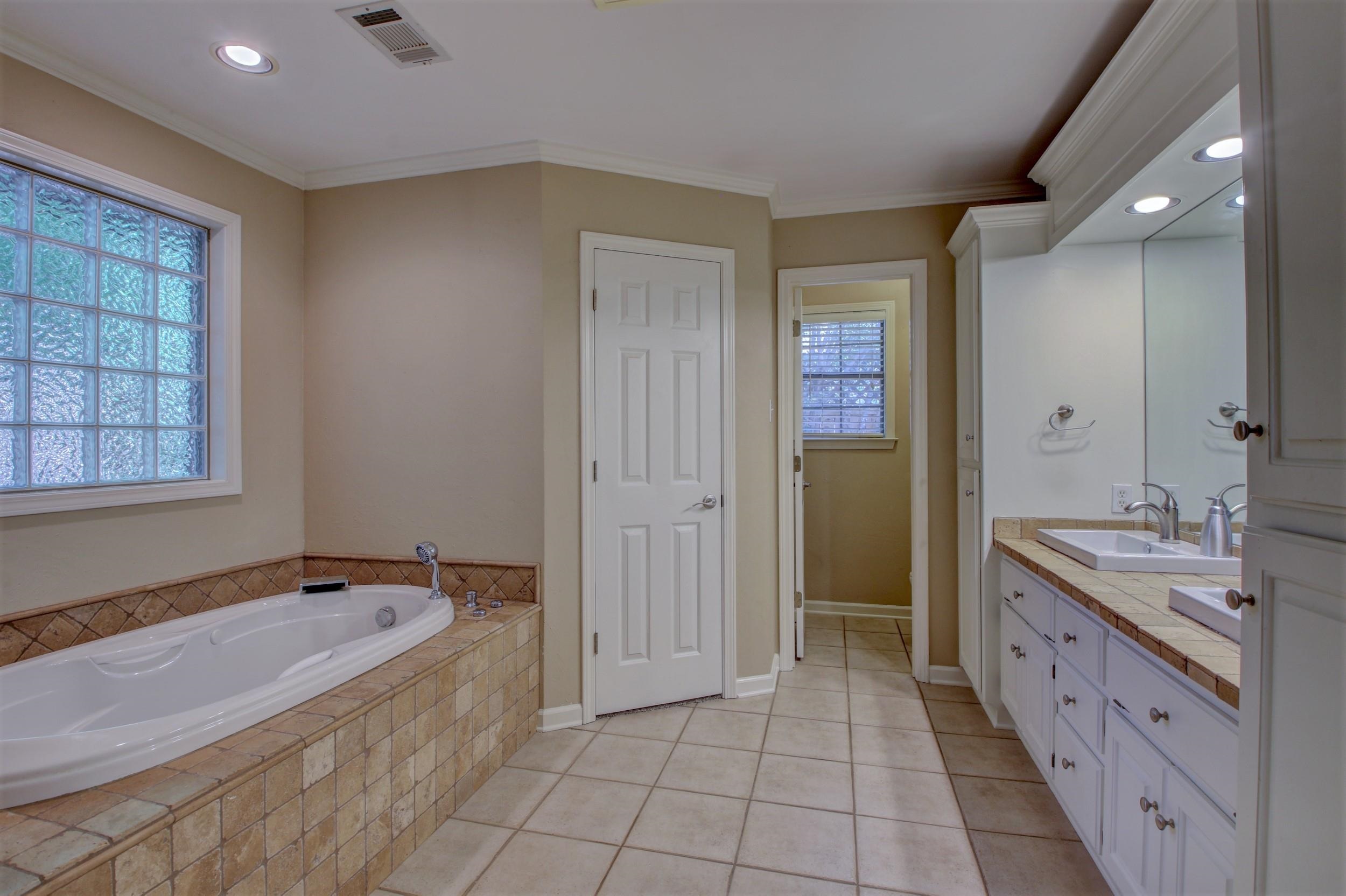 COUNTRY CLUB OF ARK THE - Residential